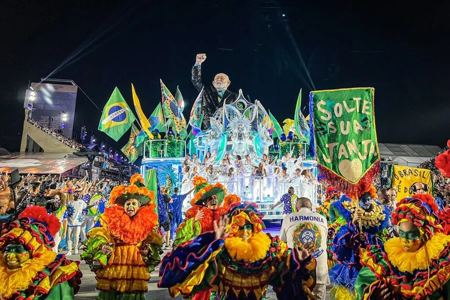 Escola que homenageou Lula é rebaixada no Carnaval do Rio